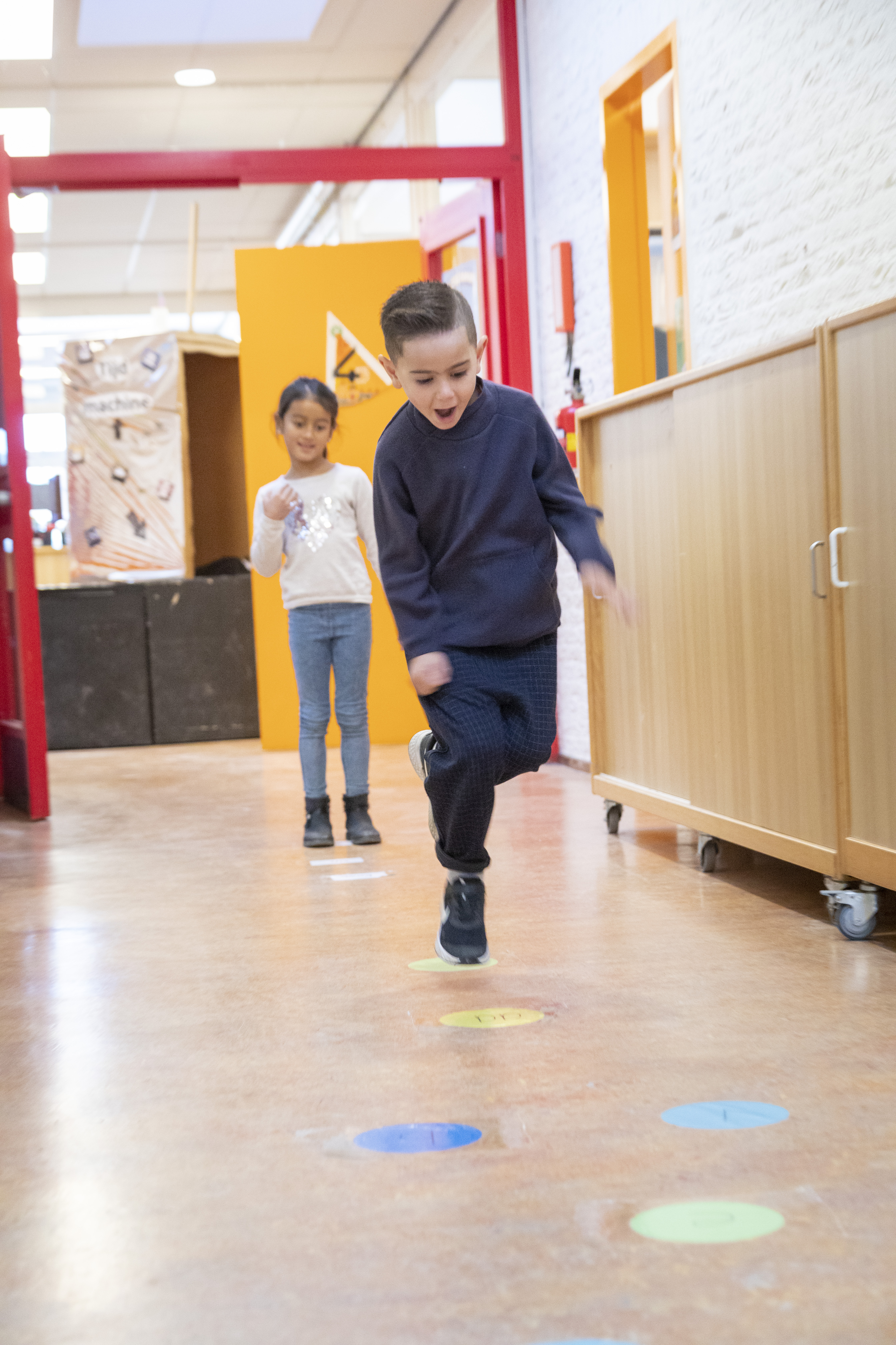 Hal Hinkelende Jongen Letters Woorden