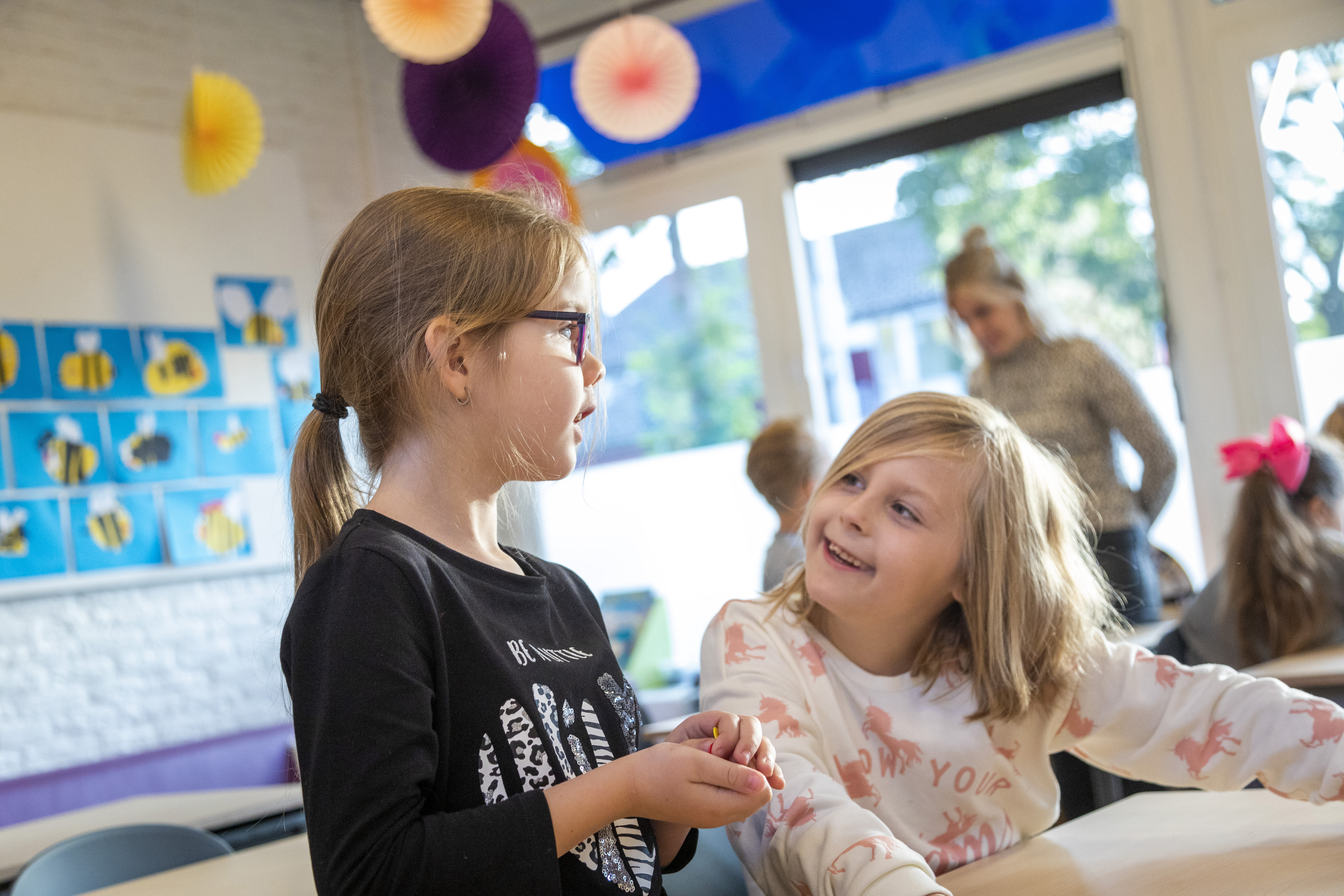 3 Overleg 2 Meisjes Nanda Op Achtergrond